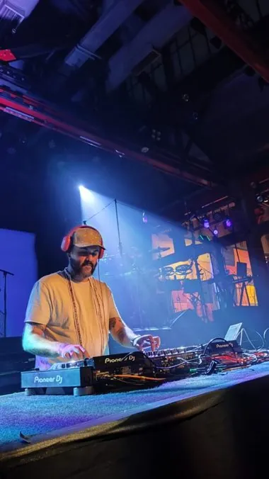 DJ Rodrigo Miranda ao vivo no palco